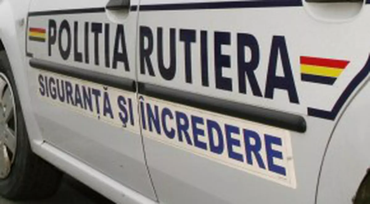 Un şofer băut tamponează maşina poliţiei