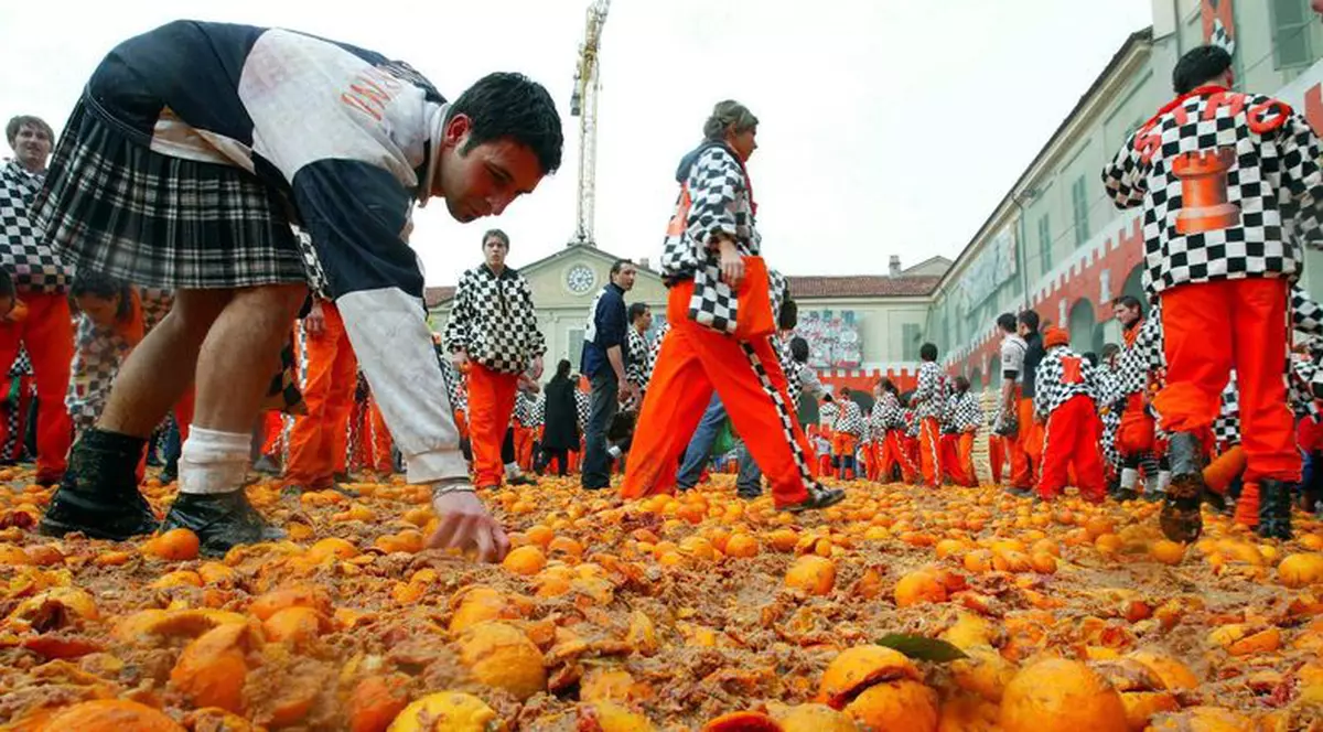 Începe carnavalul bătăilor cu portocale, de la Ivrea