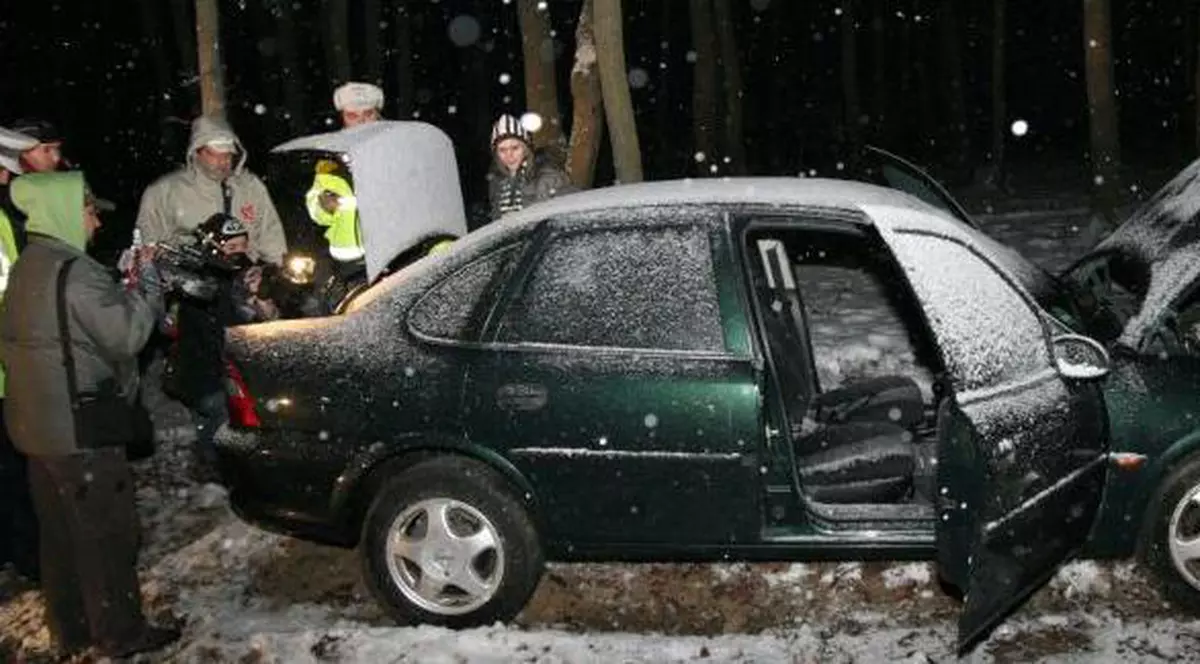 Maşină ciuruită de poliţiştii argeşeni