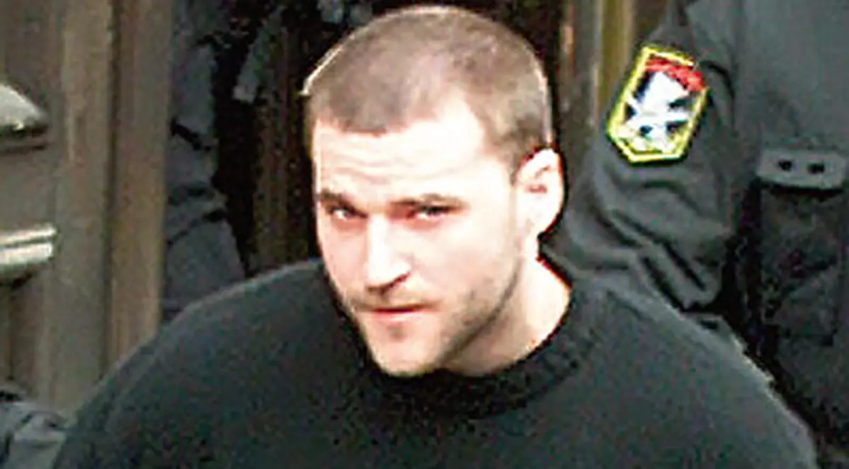 Passaris stă într-o celulă cu două rânduri de gratii