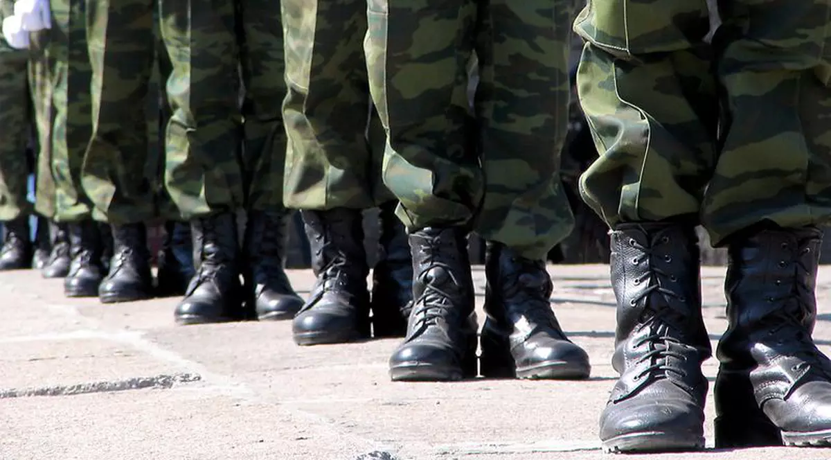 Finul lui Boc vrea să încalţe toţi militarii