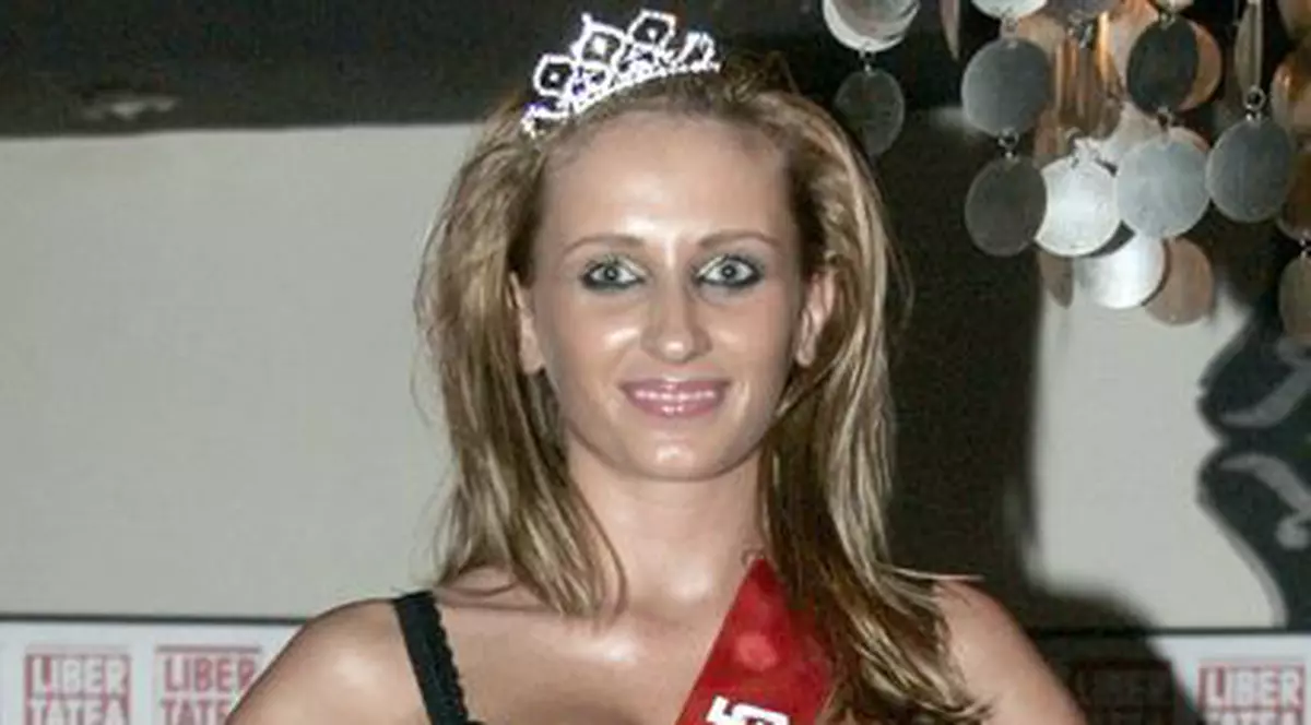 Ea e Miss «Fata de la pagina 5»