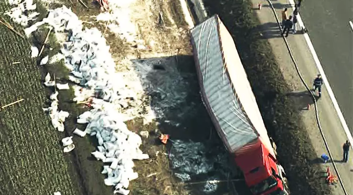 «Tir-bombă», răsturnat pe autostradă