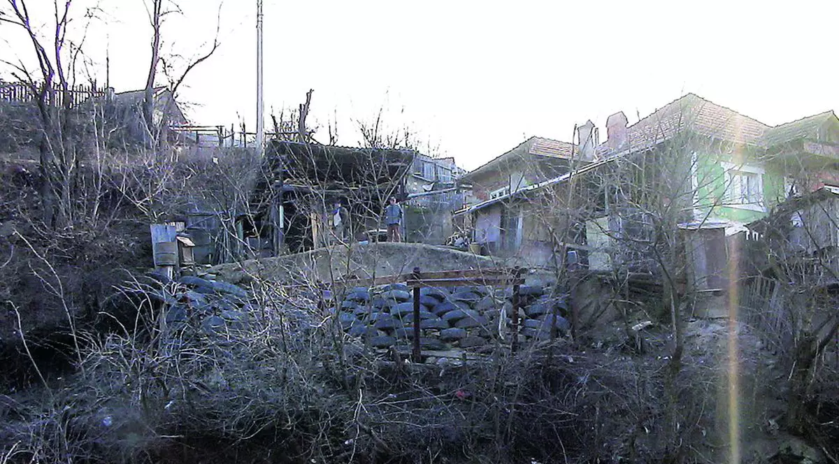 Au «proptit» dealul cu sute de cauciucuri