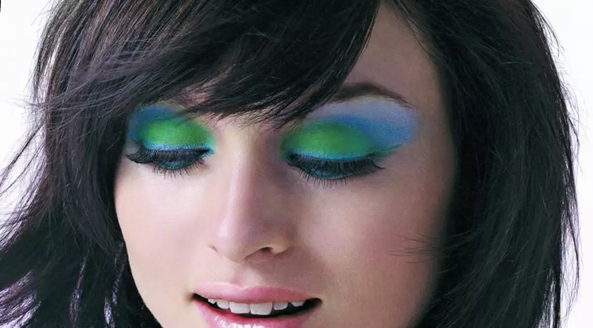 Desenează-ţi un curcubeu pe pleoape!