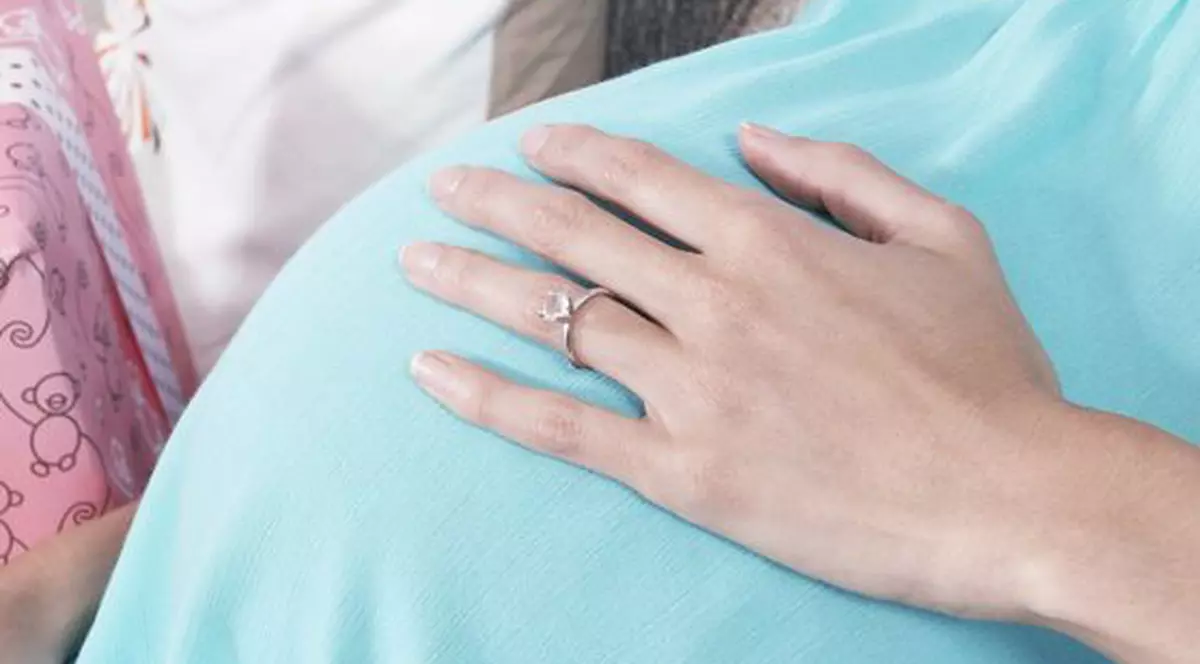 O fetiţă de 14 ani urmează să devină mamă 