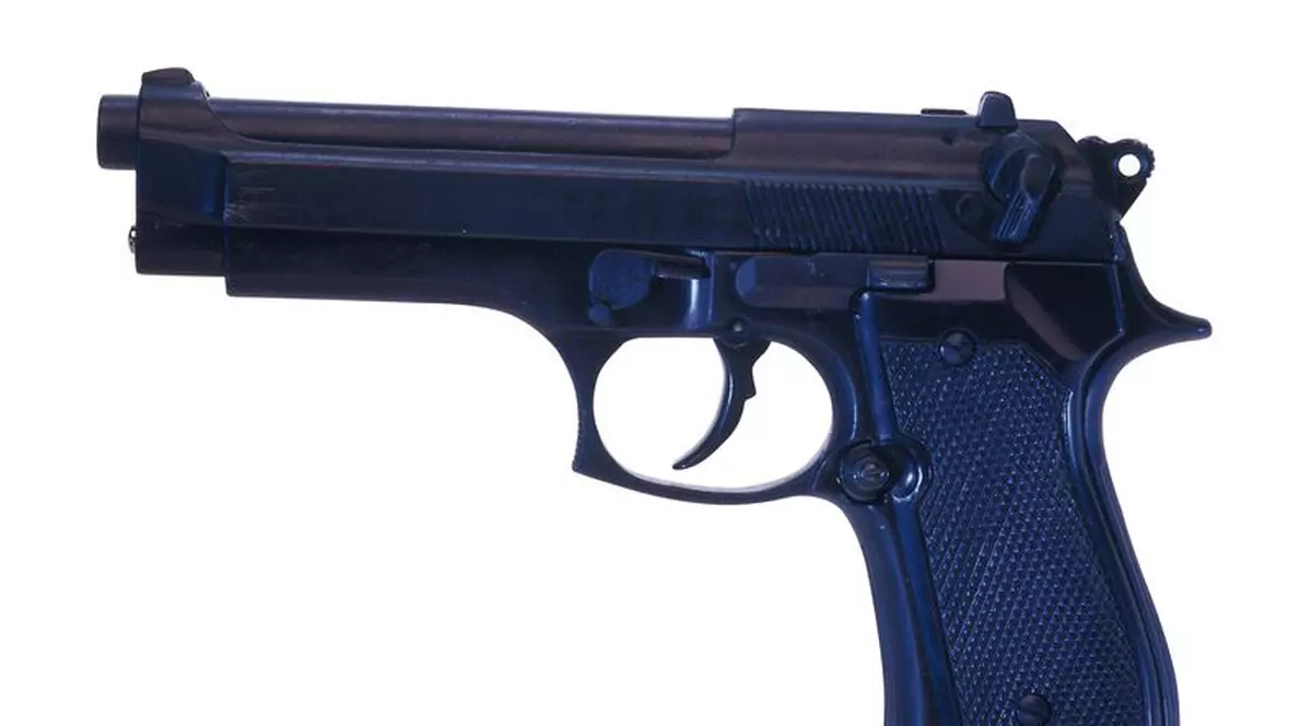 A găsit un pistol în timp ce făcea curăţenie în casă