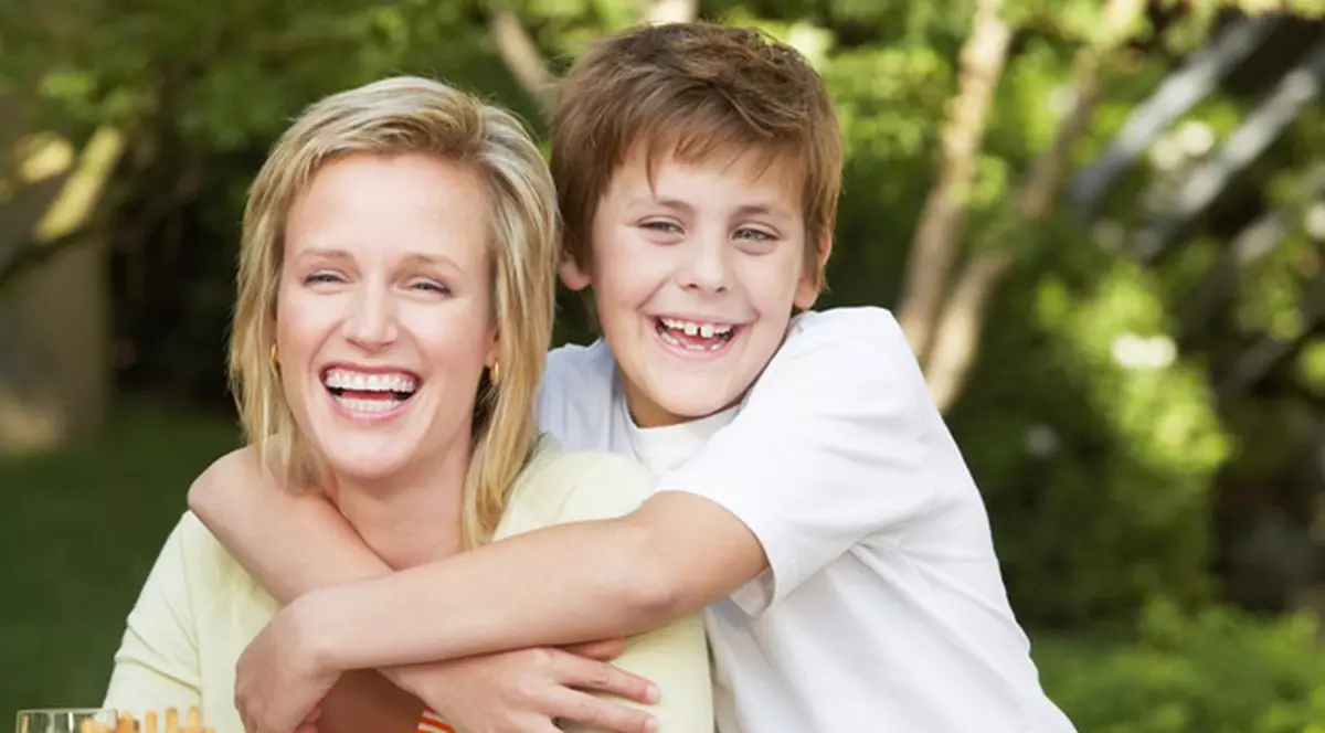 O femeie de 34 de ani avea amant un băieţel de 12 ani