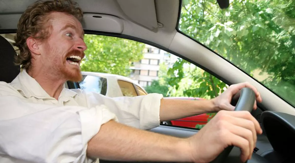 A fost oprit de poliţie pentru că râdea în timp ce conducea