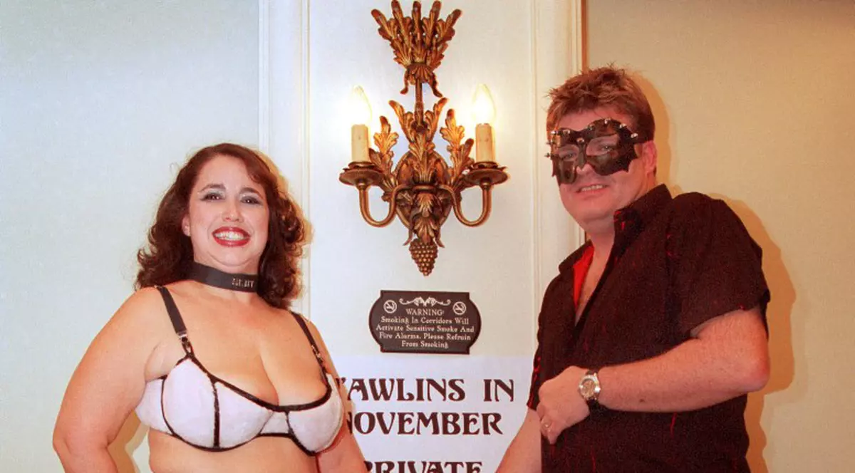 Dat afară de la orgie pentru că nu s-a dezbrăcat