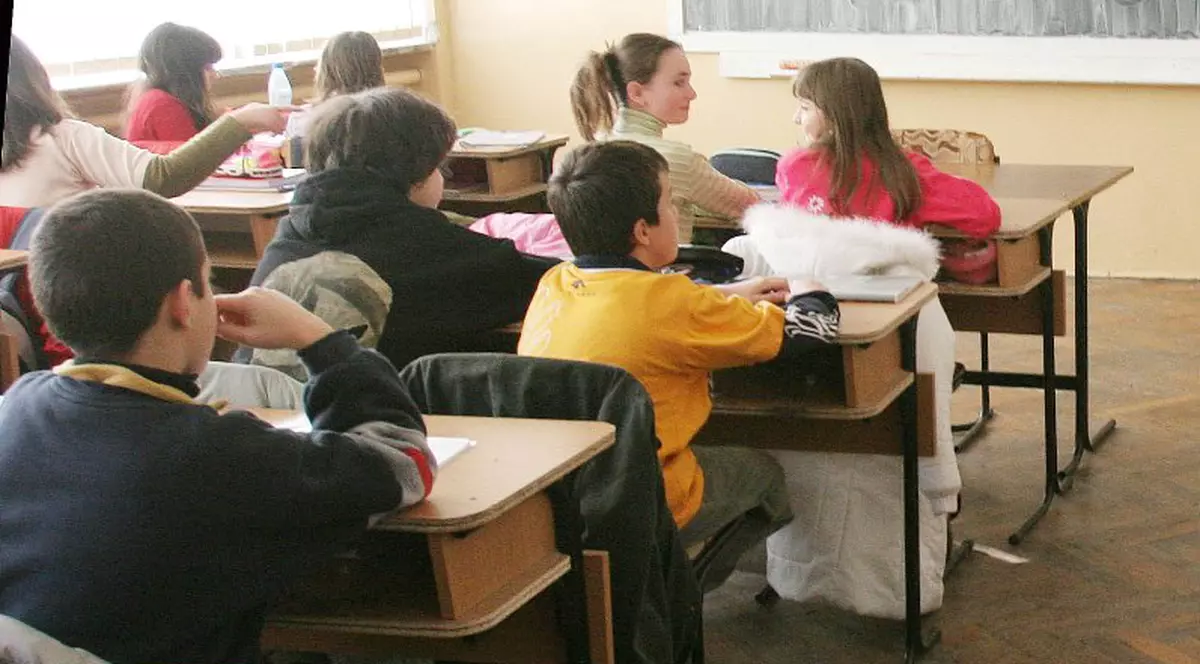 Elevă de 12 ani fotografiată goală