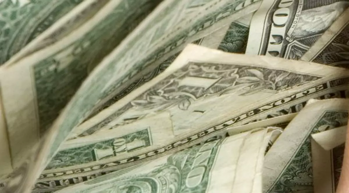 Două  pachete de şerveţele şi 8 dolari pentru 1.000 de lei