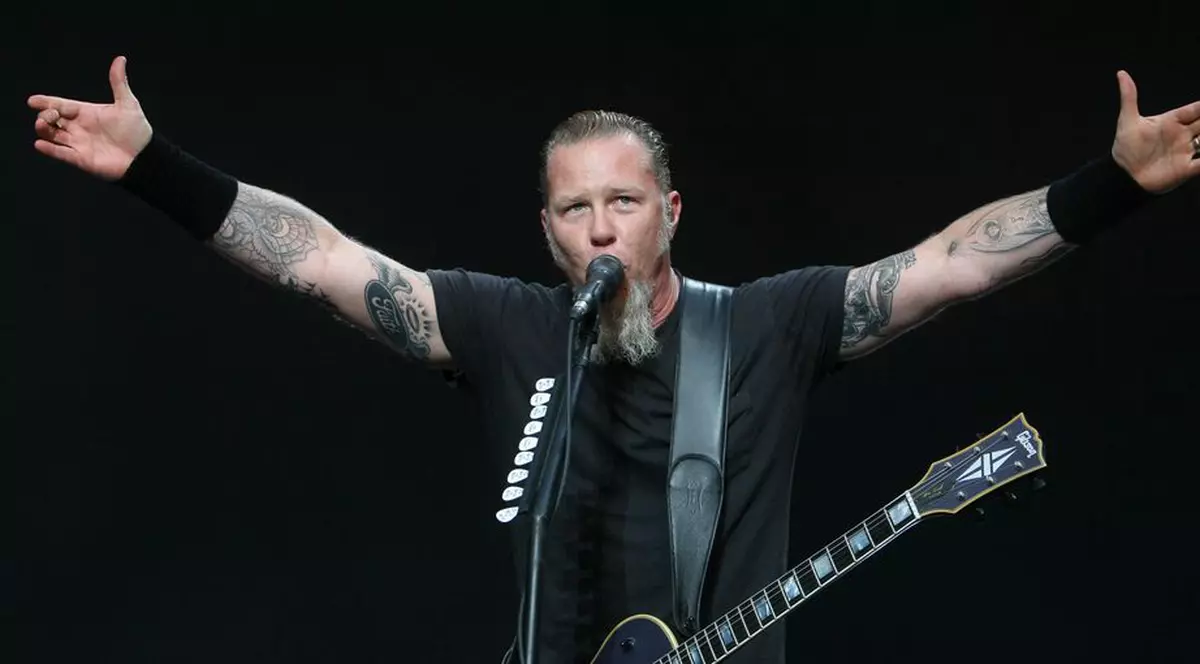 Solistul Metallica, spitalizat în Suedia  