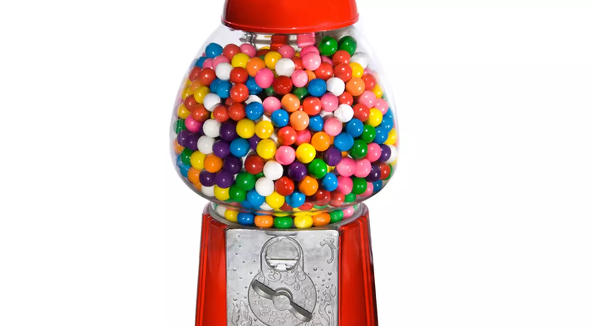 A rămas cu mâna blocată într-un automat cu dulciuri