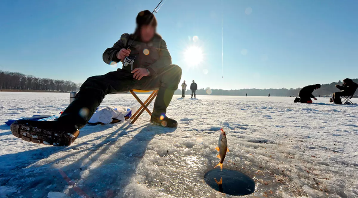 Un pescar s-a înecat în propria maşină