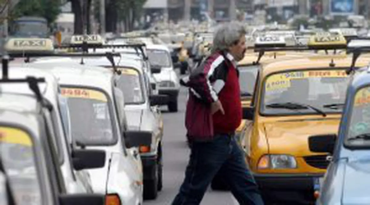 Suplimentarea autorizaţiilor de taxi în Capitală, suspendată 