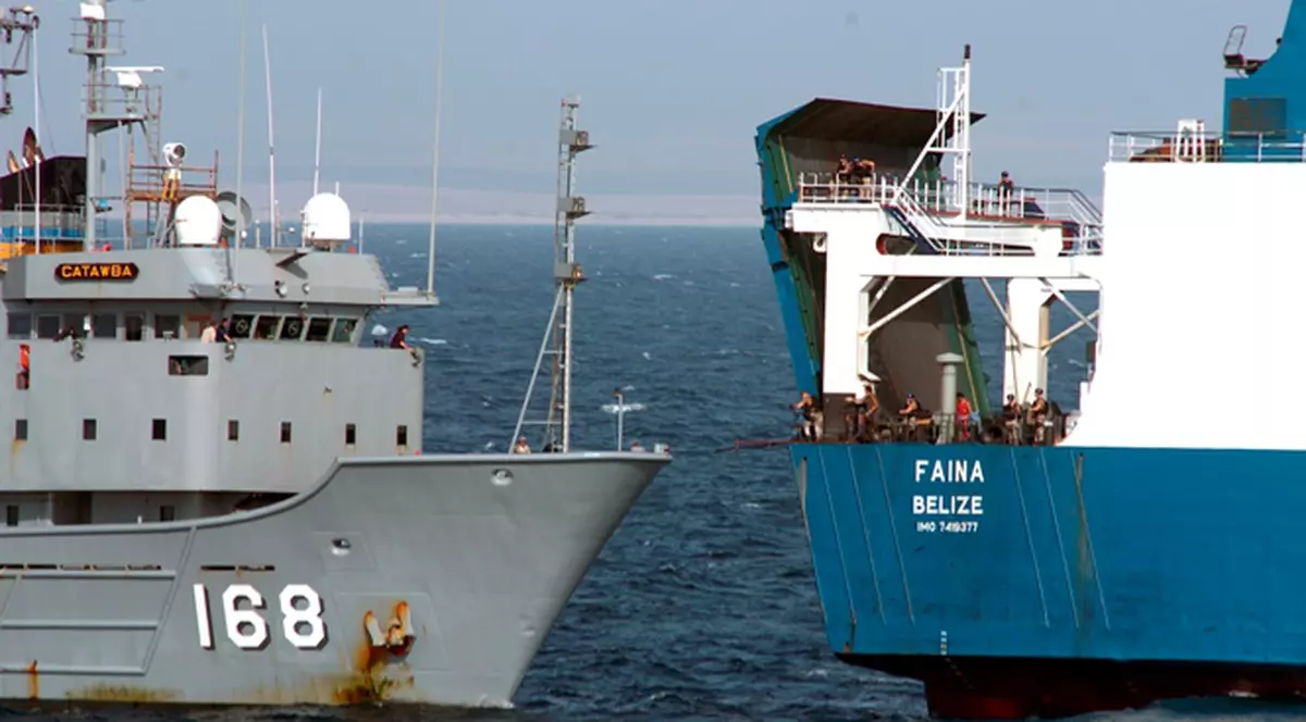 Trei români în echipajul cargoului grec capturat de piraţii somalezi