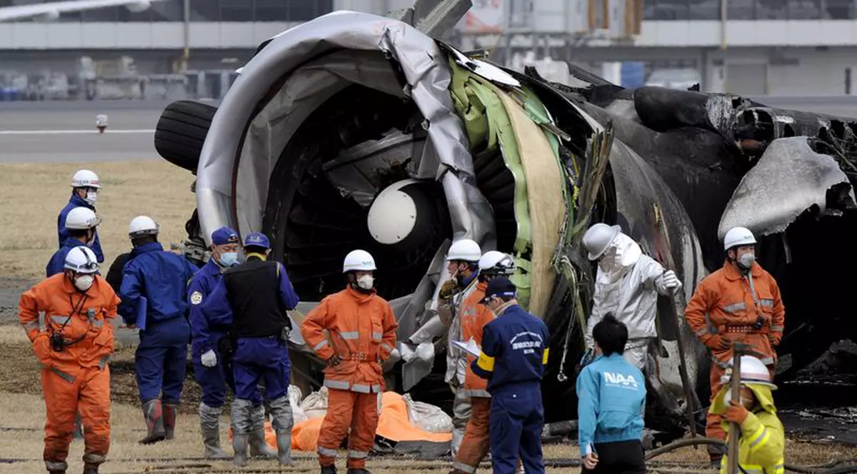 Video şoc / Un avion cargo se prăbuşeşte din cauza vântului puternic 
