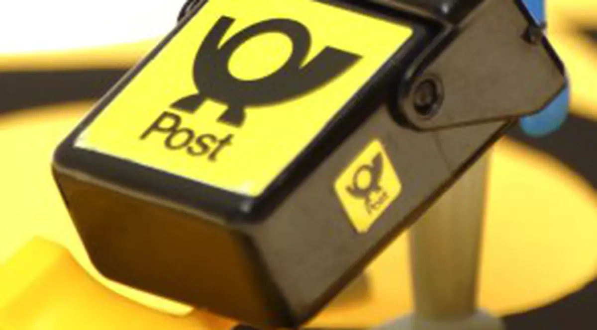 Un poştaş fura timbre şi le revindea pe eBay