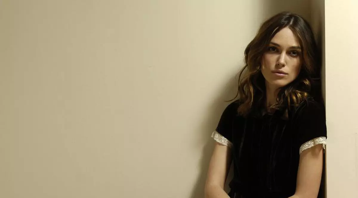 Keira Knightley împrumută încălţăminte