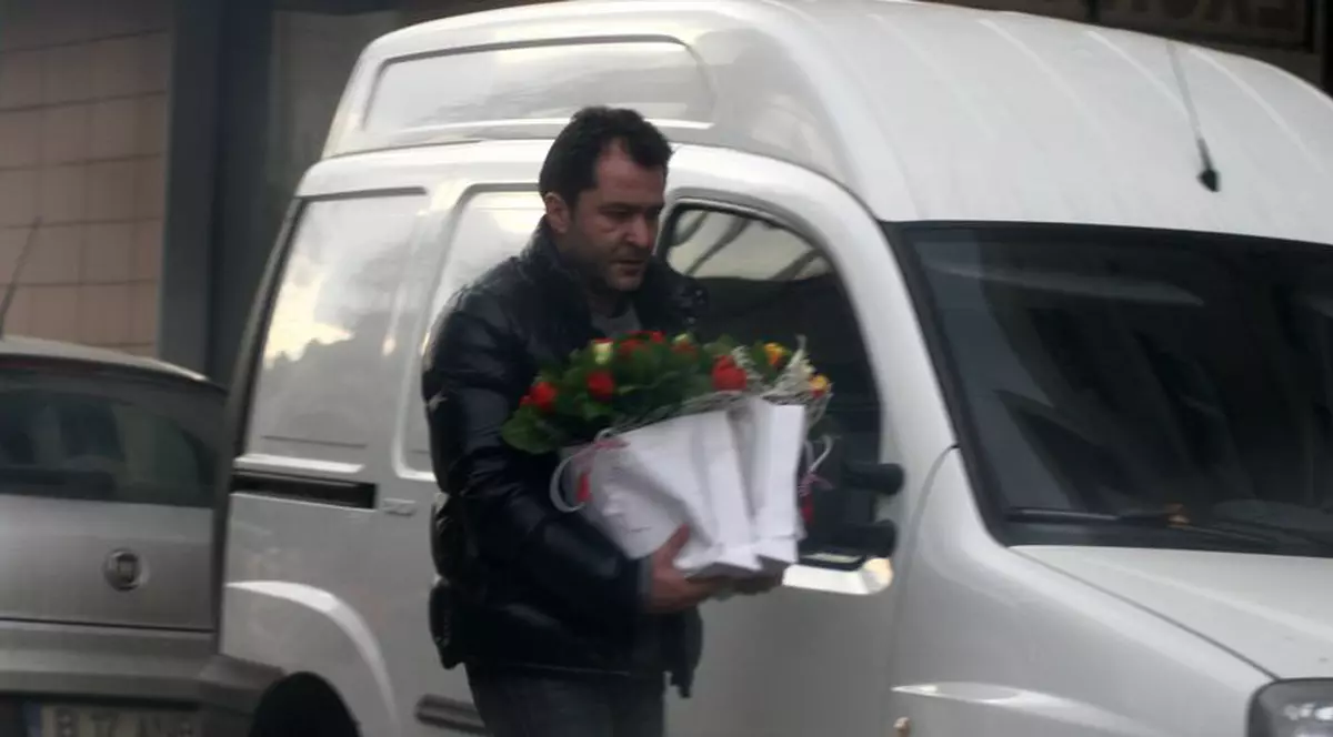 Cui i-ai luat flori de 1 Martie, Elan?