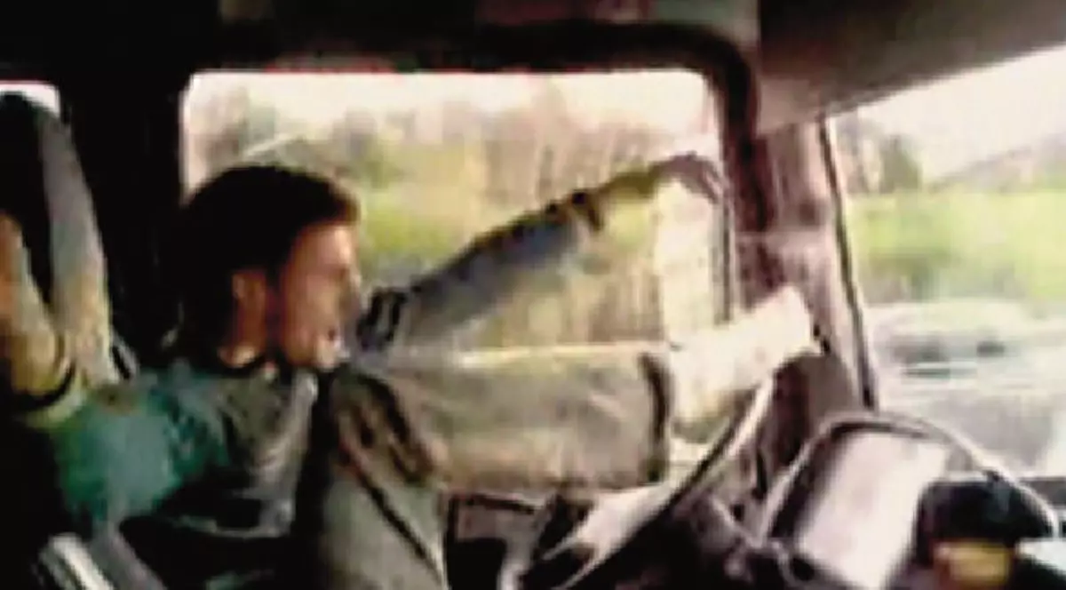 Şoferul a dansat la volan pentru că... se plictisea