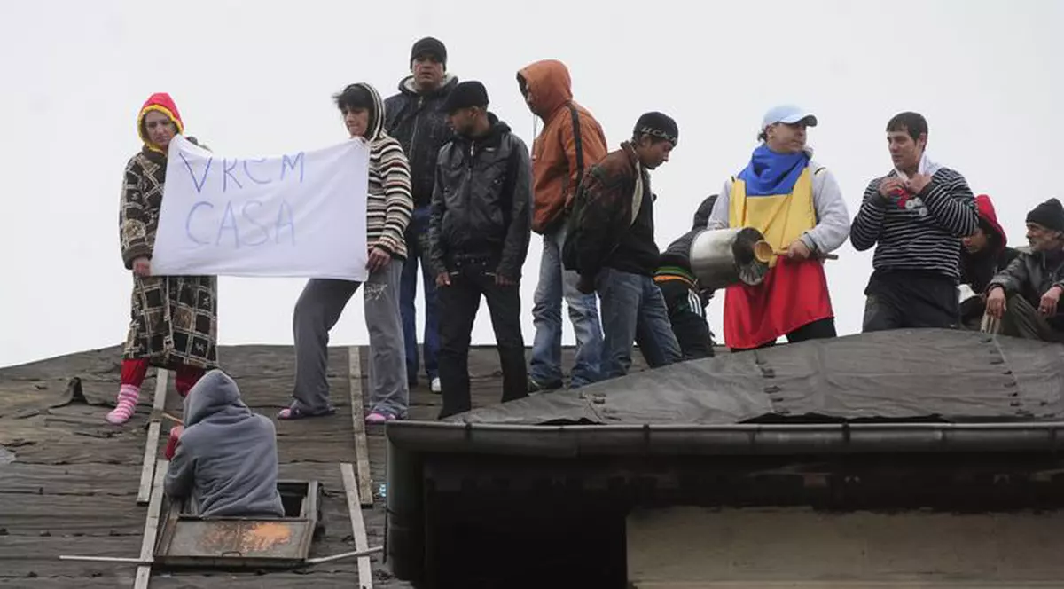 Au protestat pe acoperiş pentru case de la Oprescu