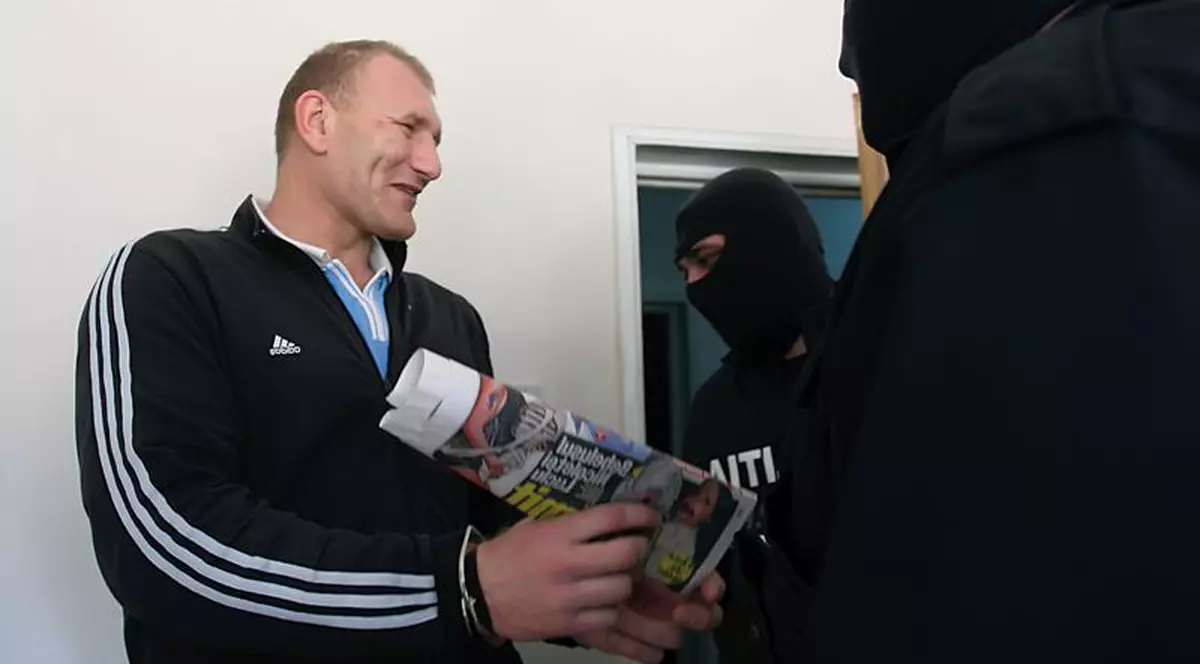 «Ce faceţi, băieţi, îmi puneţi cătuşe?»