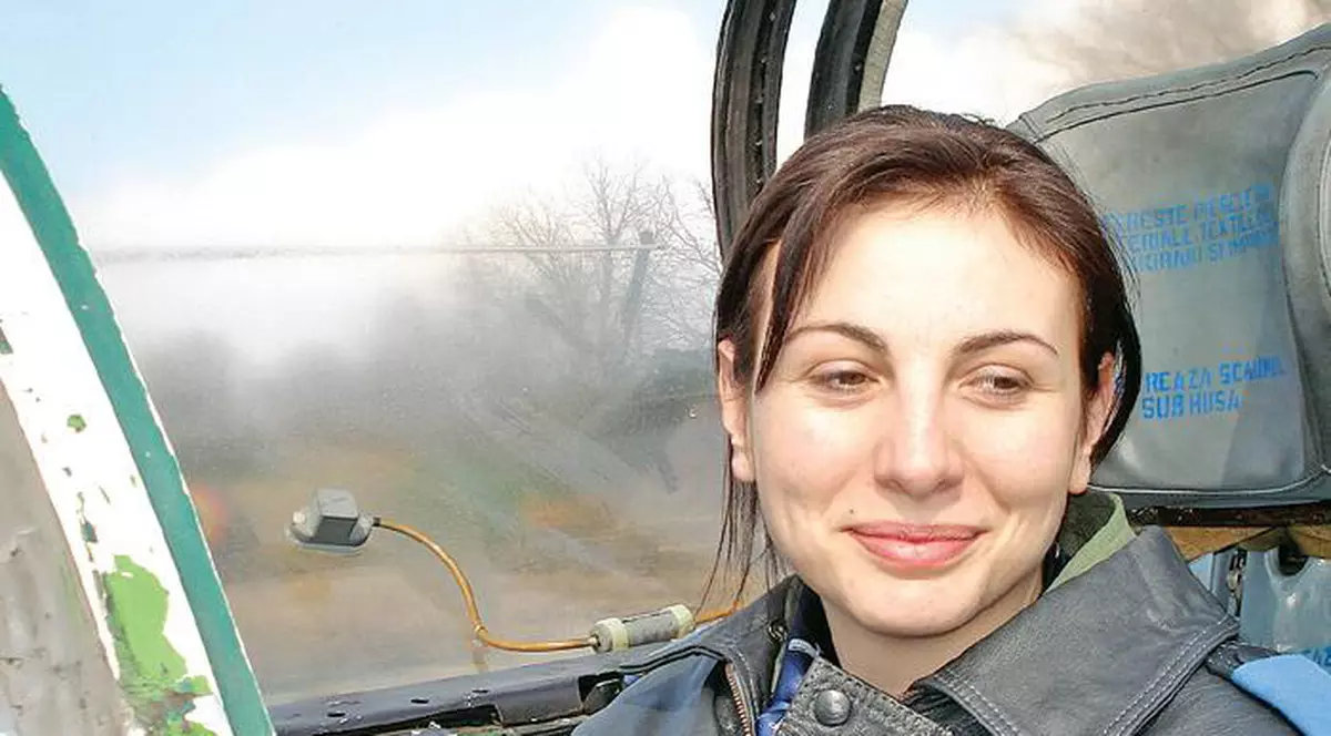 Prima femeie care a zburat cu MIG 21 Lancer