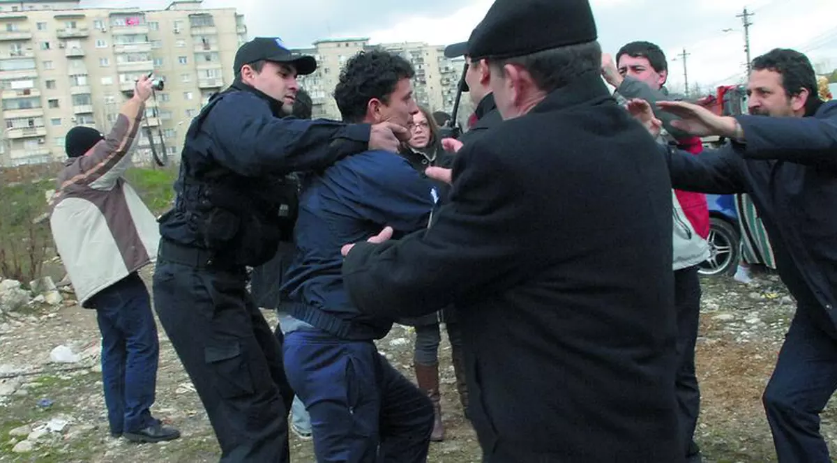 S-au bătut parte-n parte cu poliţiştii