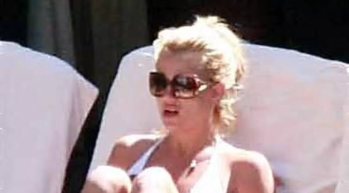 Britney, iar ţi-a ieşit "păsărica"!