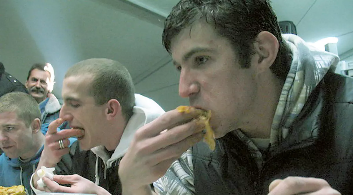 A mâncat 19 sarmale în doar trei minute!