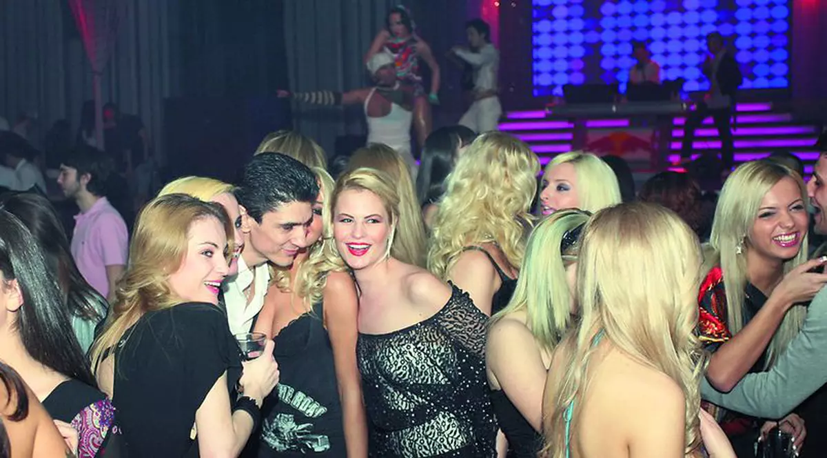 De ziua lui, Lazarus «s-a pus» cu blondele