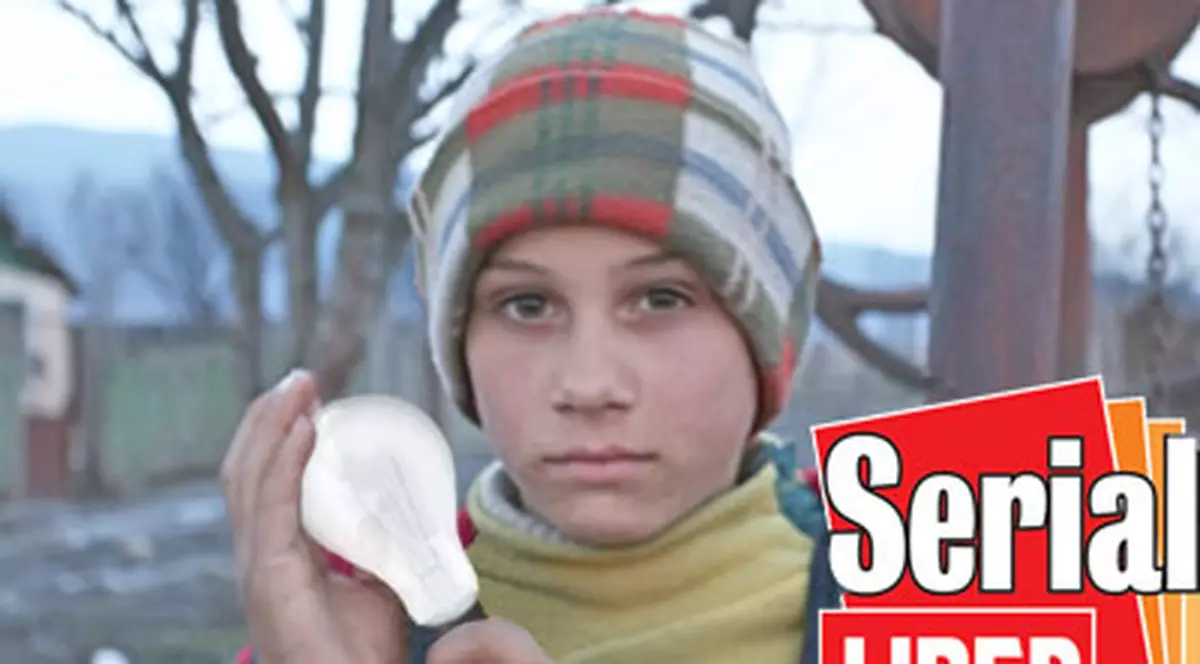 A ţinut prima oară un bec în mână