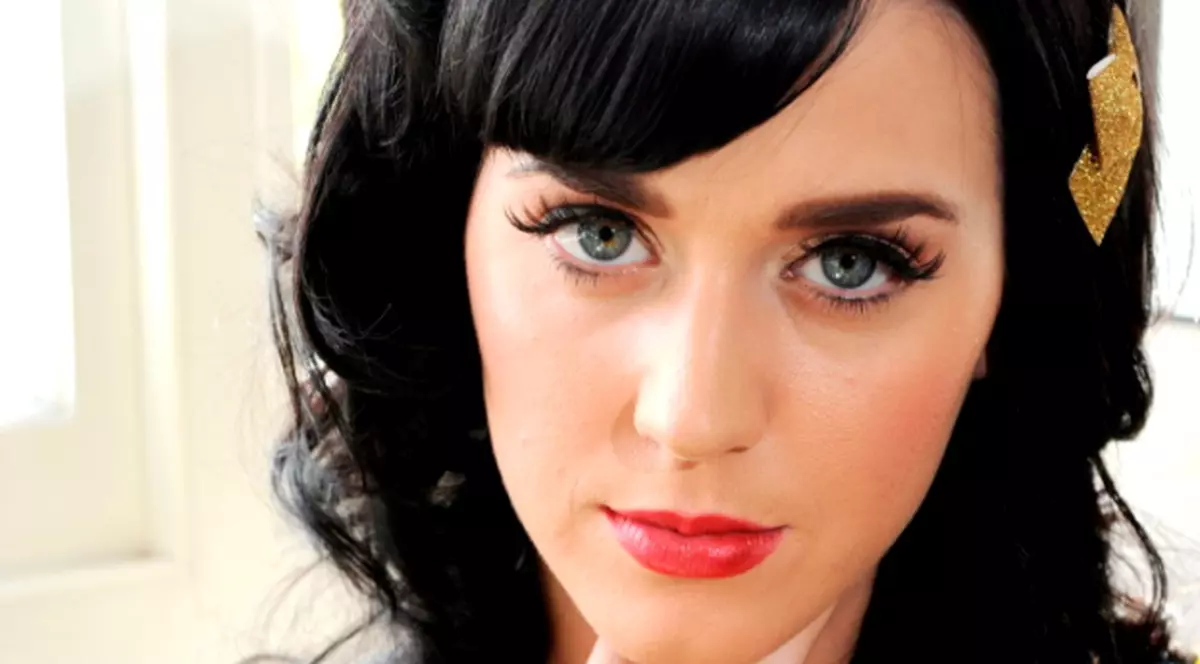 Katy Perry se îndoapă cu anticoncepţionale
