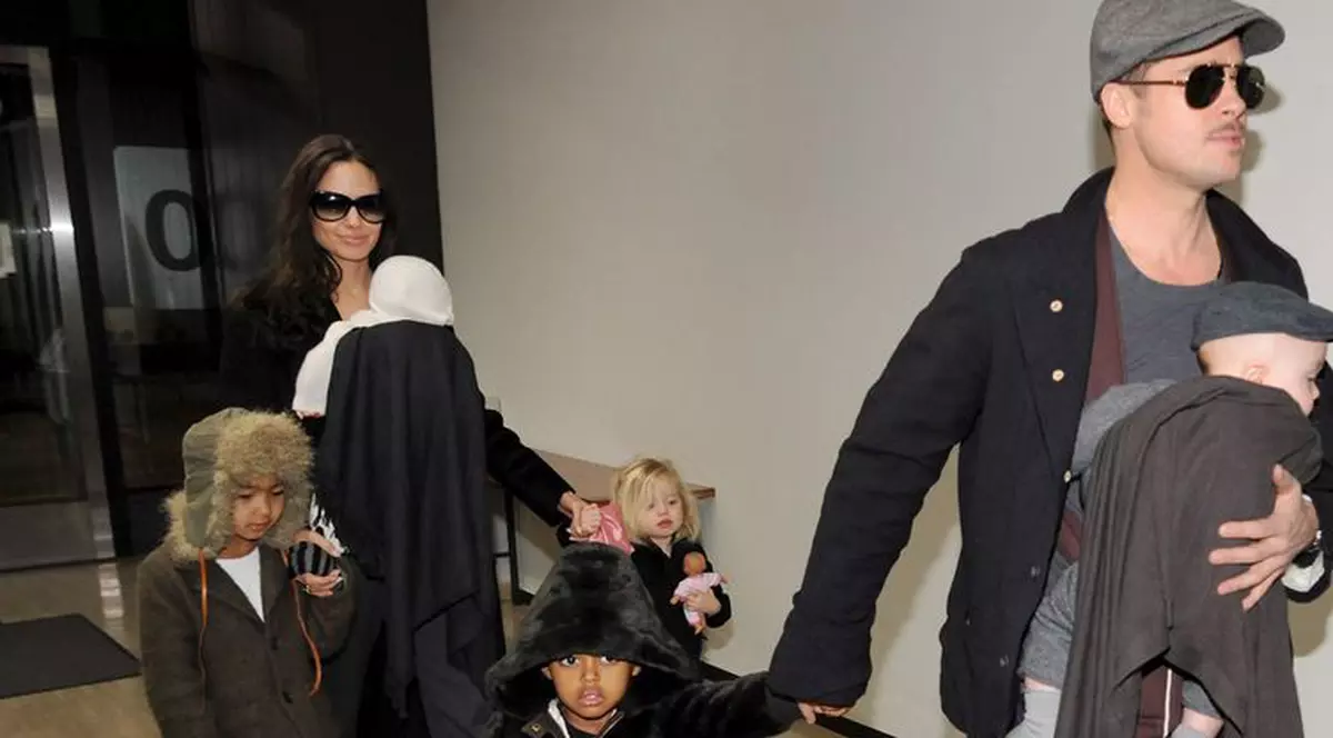 Brad i-a spus Angelinei că o părăseşte dacă nu se căsătoresc