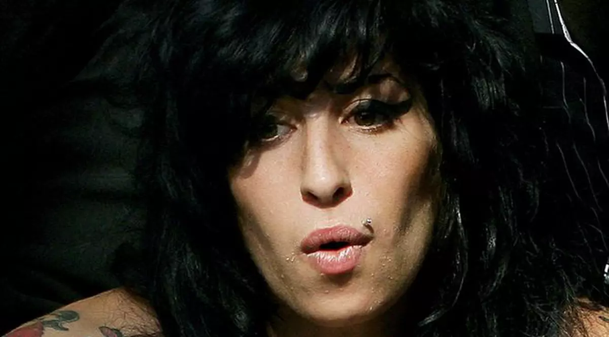 Amy Winehouse le-a făcut cinste clienţilor unui bar cu tequila