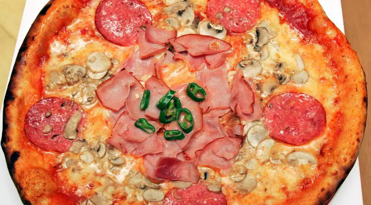 Au ajuns la spital după ce au mâncat pizza de la chioşc