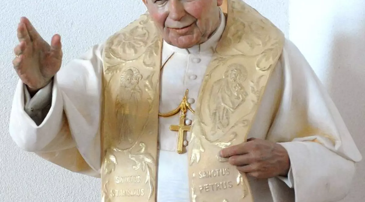 Papa Ioan Paul al II-lea, la o bere şi un dans cu blonde