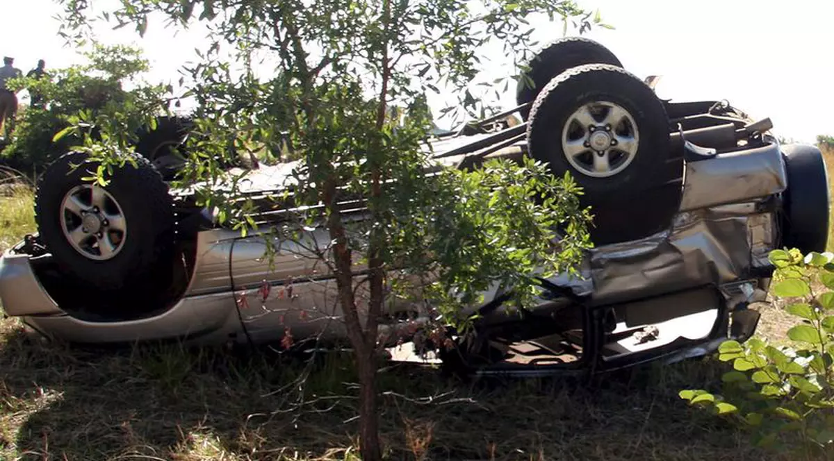 A murit după ce a intrat cu maşina într-un copac 