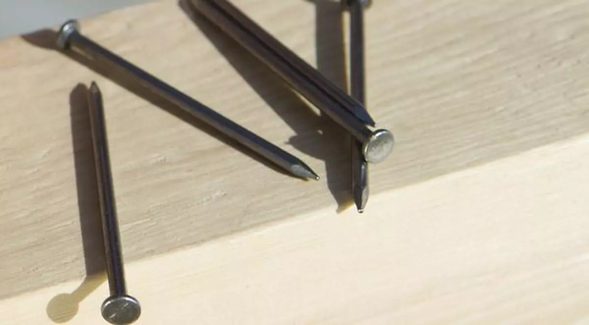 A trăit 30 de ani cu un cui în nas!