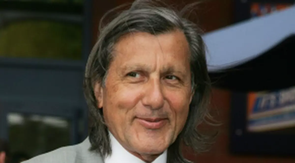 Ilie Năstase îşi donează echipamentul de tenis în scopuri caritabile
