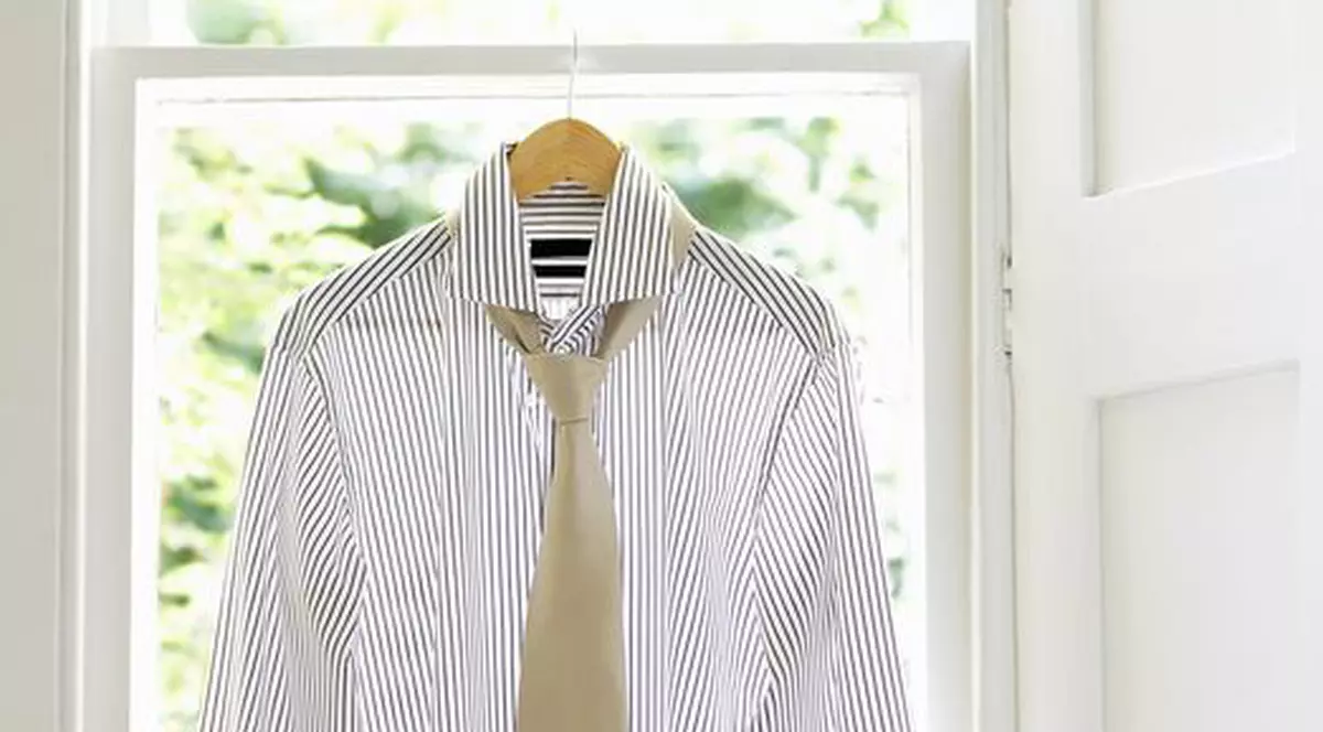 Vinde spaţiu publicitar pe cravata purtată la nuntă ca să-şi ia maşină 