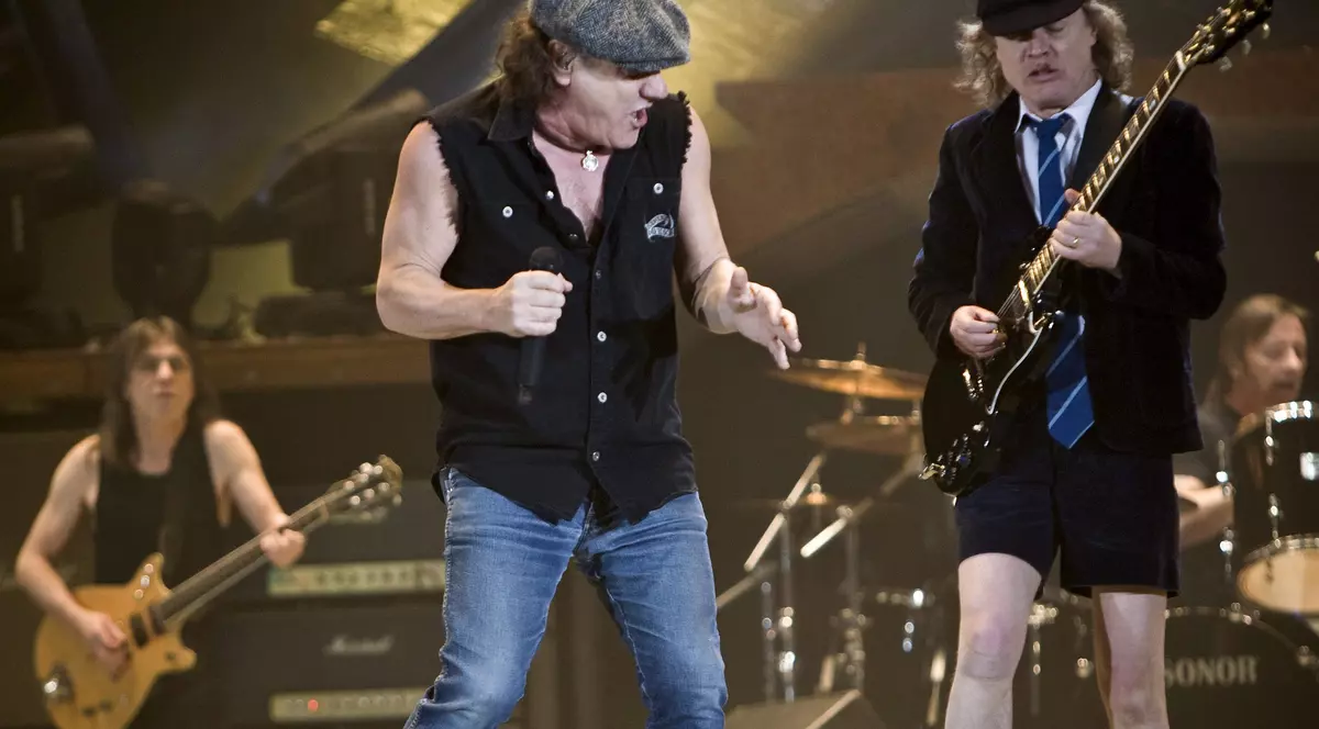 AC/DC vine în România
