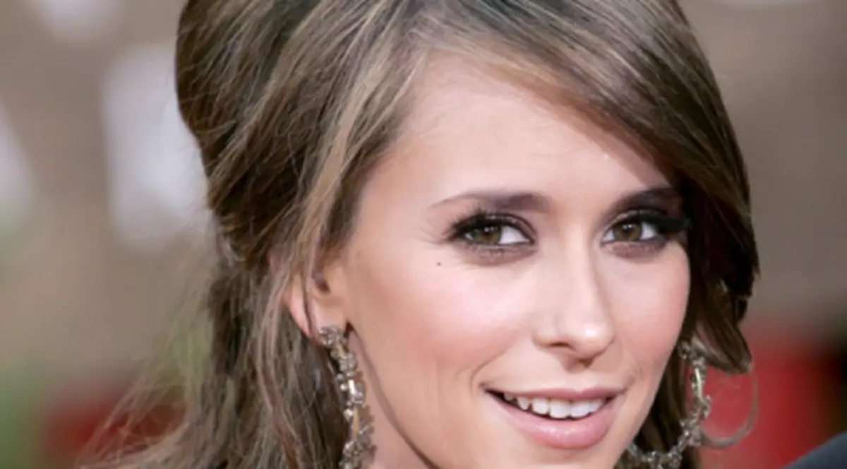 Jennifer Love Hewitt poartă coroniţă de prinţesă în cadă
