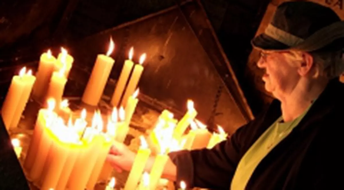 Mii de credincioşi au luat Lumină de la Patriarhie
