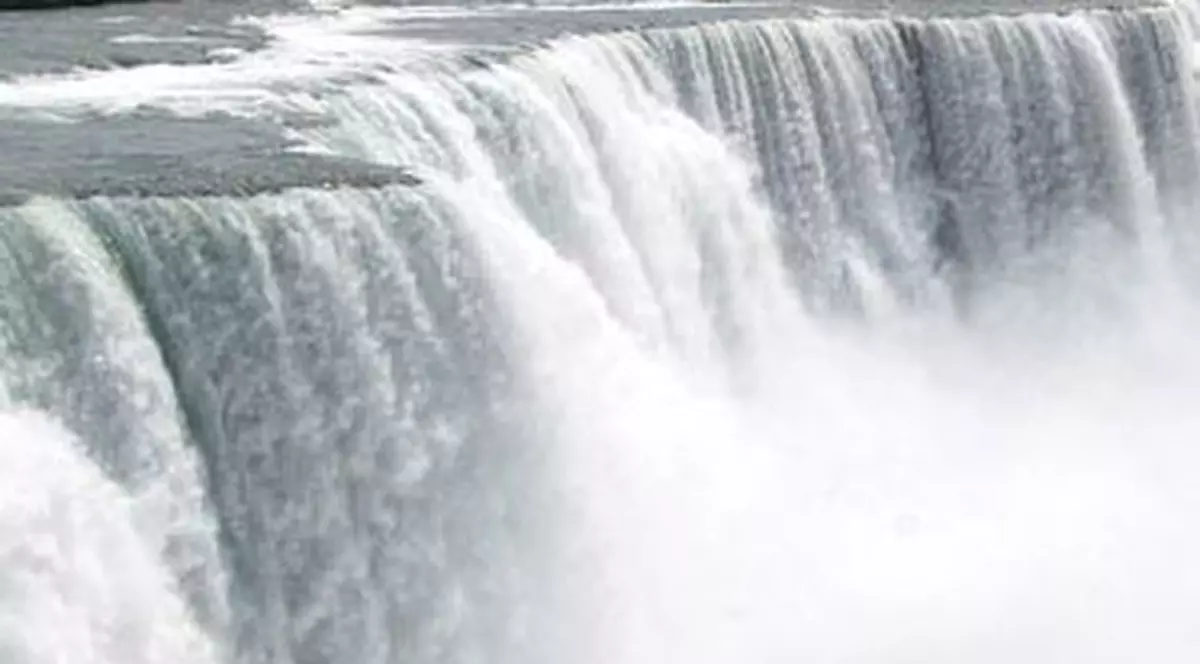 Un tânăr a murit după ce a căzut în cascadă