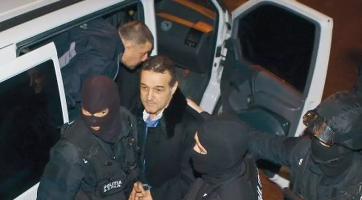 Au fost reţinuţi presupuşii hoţi ai maşinii lui Becali