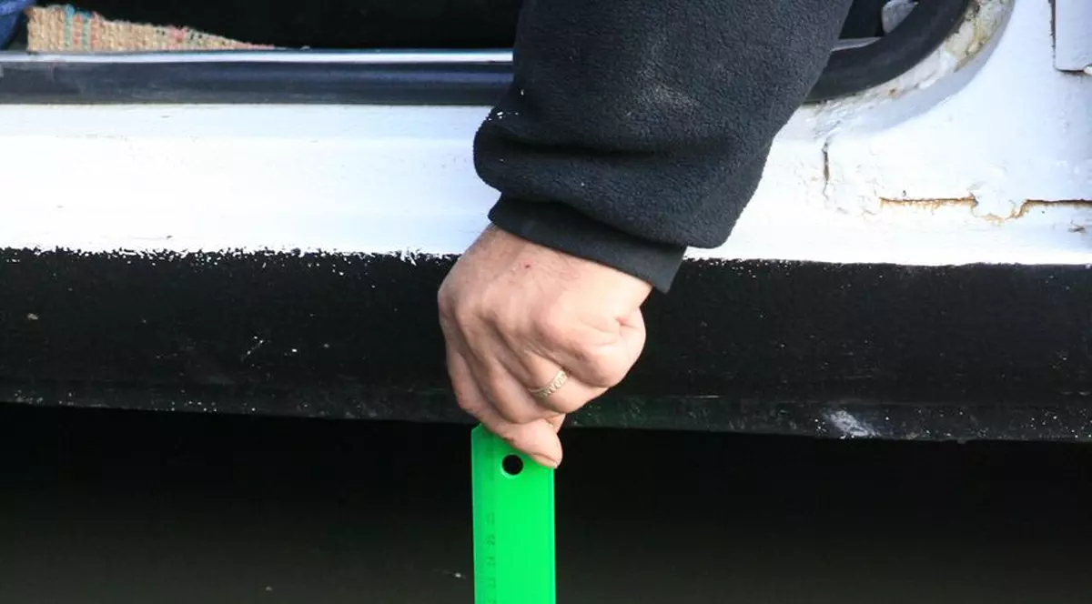 A căzut cu maşina într-o groapă şi a inundat o stradă