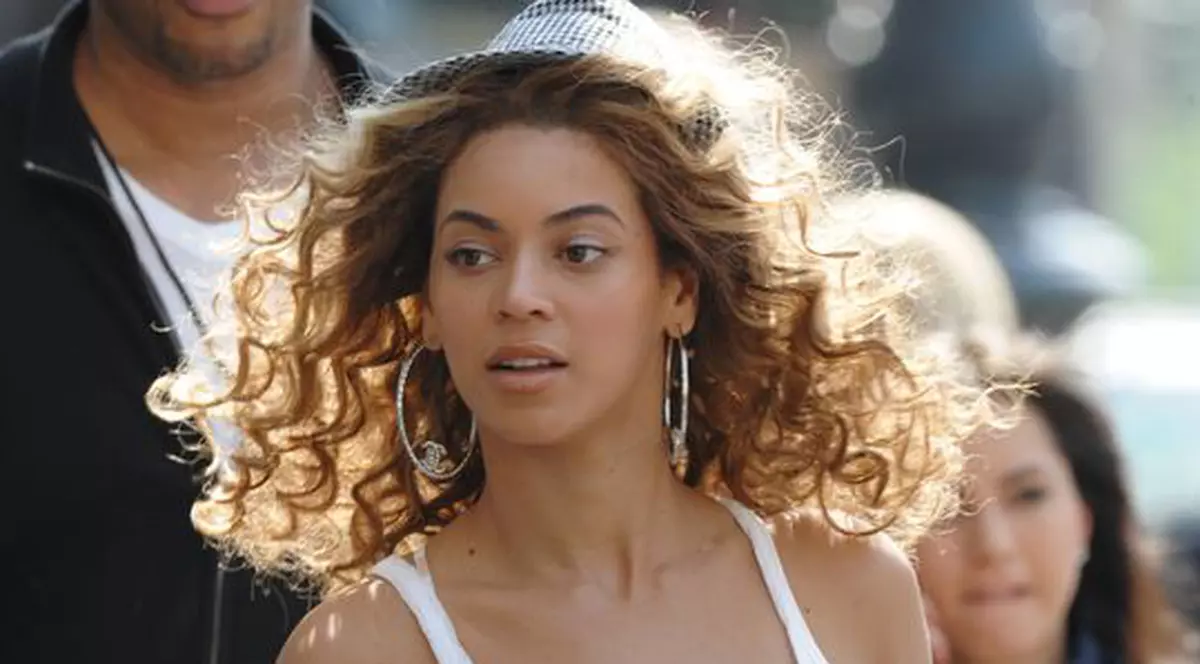 Beyonce şi-a trimis sosia la muzeu pentru ca ea să meargă la shopping